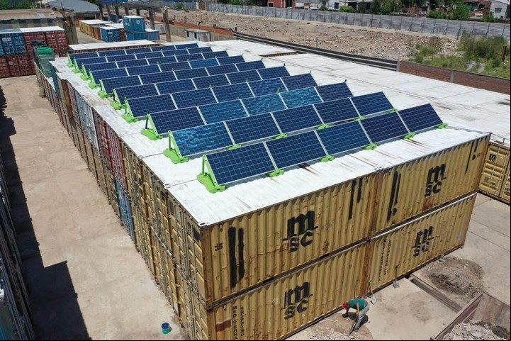 El techo de los contenedores de Tigre tienen instalados es solares para generar energía limpia en el lugar.