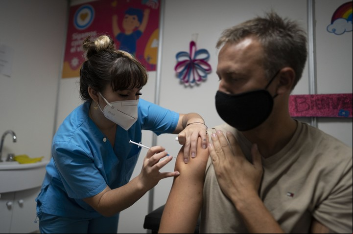 Hasta ahora sólo el 38,6% de la población recibió la tercera dosis o el refuerzo de la vacuna contra el Covid. Foto: Xinhua