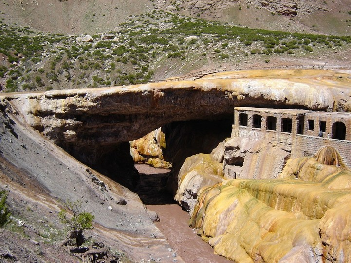Puente del Inca, en el Camino de Alta Montaña de Mendoza.