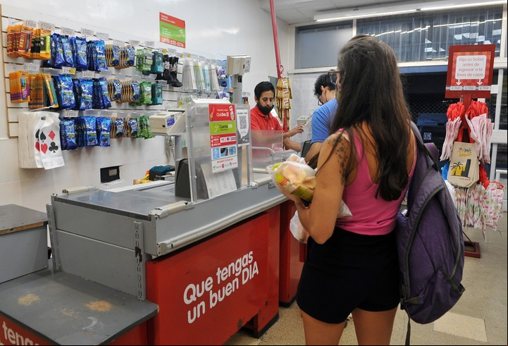 En algunas promociones el descuento se aplica en la caja y otras veces se reintegra días después. Foto: EFE.