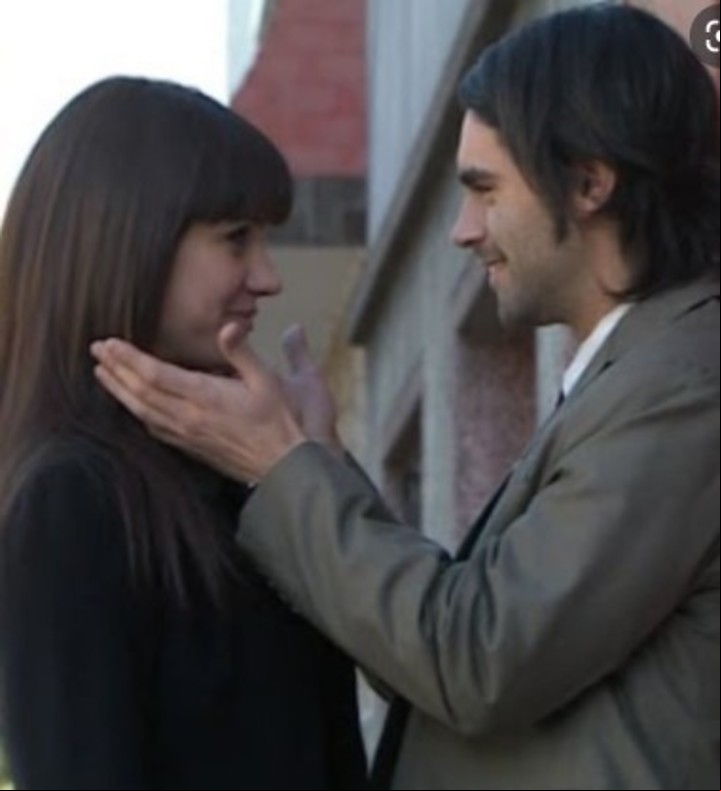 Nancy Dupláa y Gonzalo Heredia tuvieron escenas románticas en Socios, en 2008, que ocasionaron celos en Pablo Echarri. Captura TV