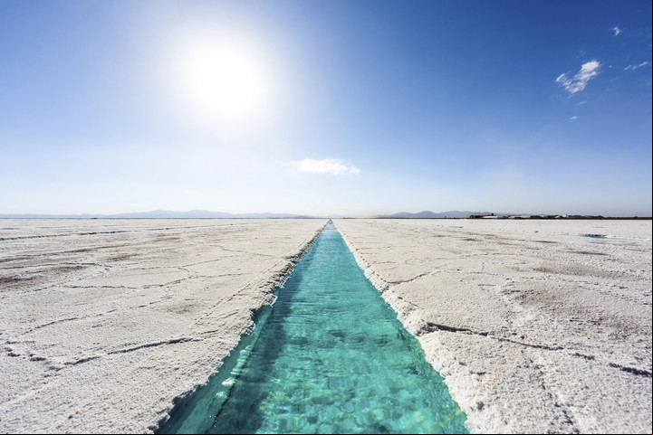Un gran desierto de sal en las Salinas Grandes. Foto Shutterstock.