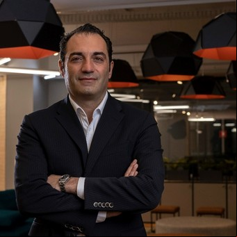 Un italiano e hincha de Boca es el nuevo CEO mundial de la automotriz Stellantis
