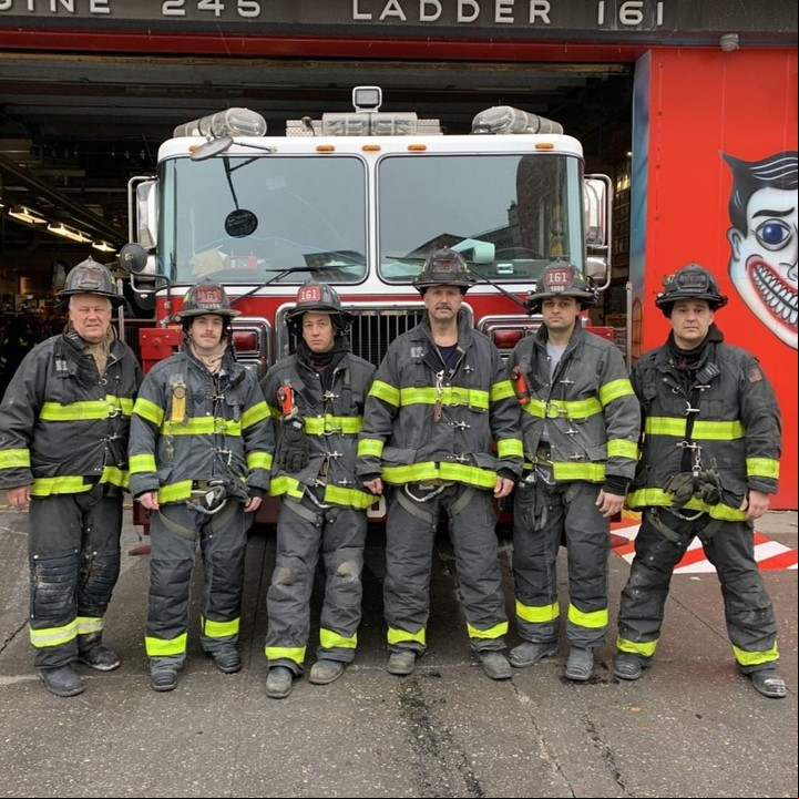 Los bomberos que controlaron el incendio. Foto: Instagram BDNY