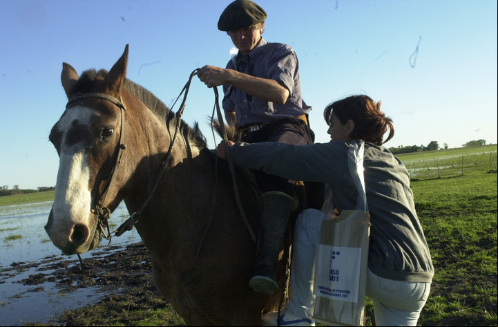 Dos puesteros de Giribone, a 50 kilómetros de Chascomús, saliendo a hacer su tarea como censistas en 2001. Foto Archivo Clarín