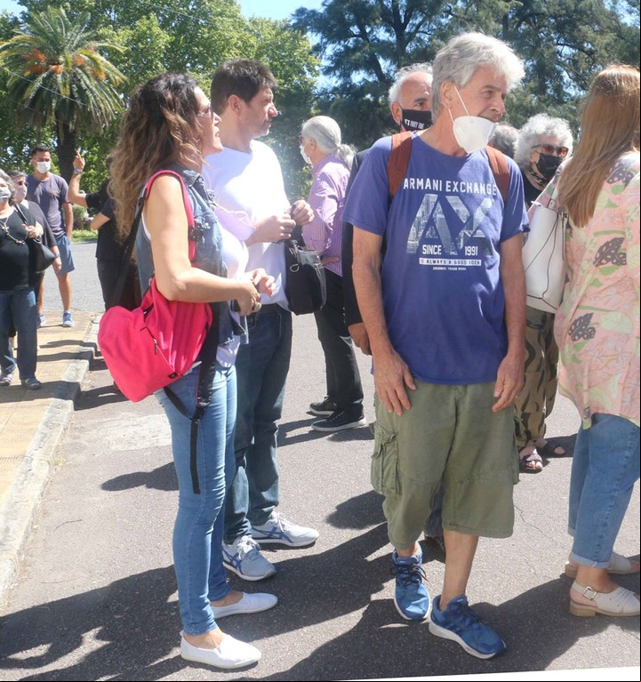 Raúl Rizzo se acercó al cementerio de la Chacarita para despedir Arturo Bonín. (MovilPress).