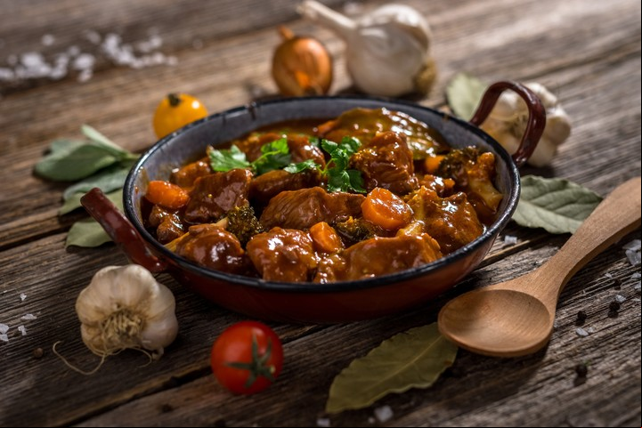 Durante la fiesta, se pueden degustar diferentes versiones del estofado, incluyendo platos con carne vacuna y pescado de río. Foto: Archivo Clarín.