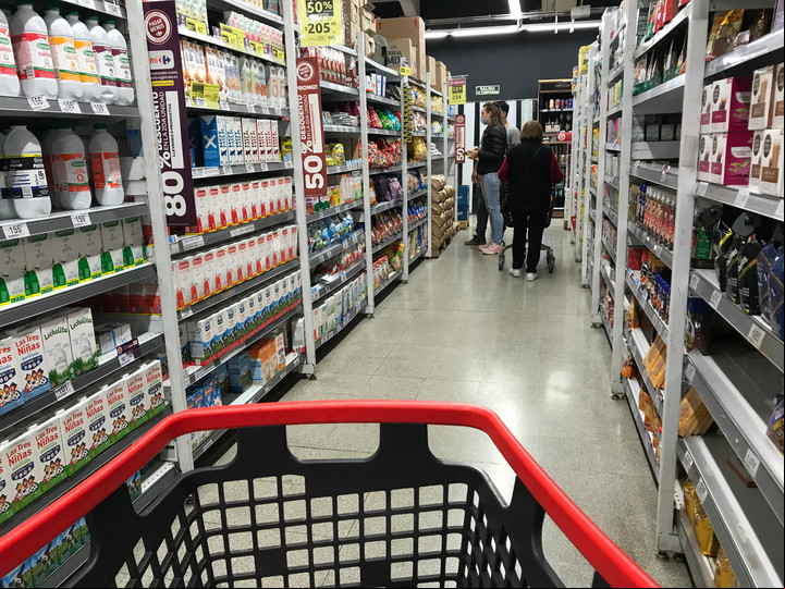 Es común que al ir de compras se terminen llevando más productos de los necesarios. Foto: Rafael Mario Quinteros