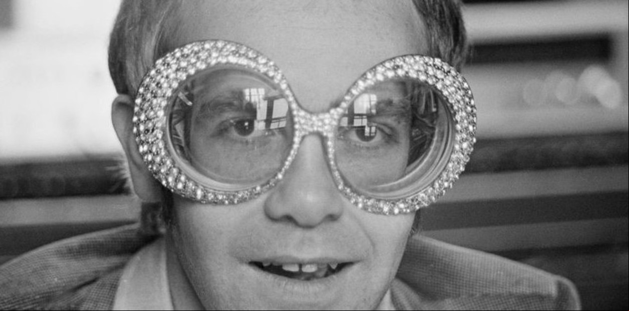 Elton John lanzó treinta y dos álbumes de estudio y vendió más de trescientos millones de copias en todo el mundo.