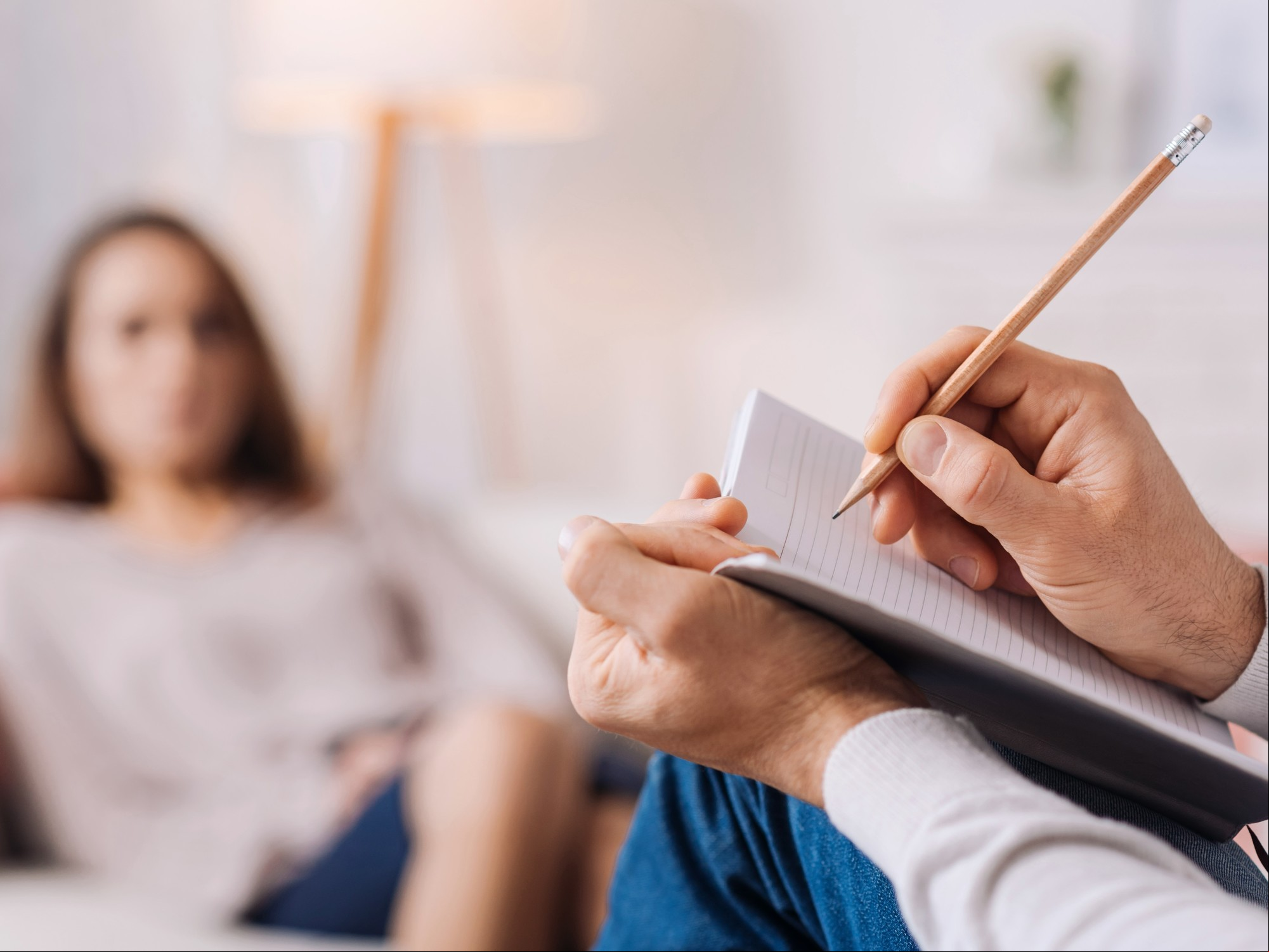 Ninguna vida está libre de problemas, dicen los expertos. Pero mujeres y hombres se arrepienten de errores diferentes en el tiempo./ Shutterstock.