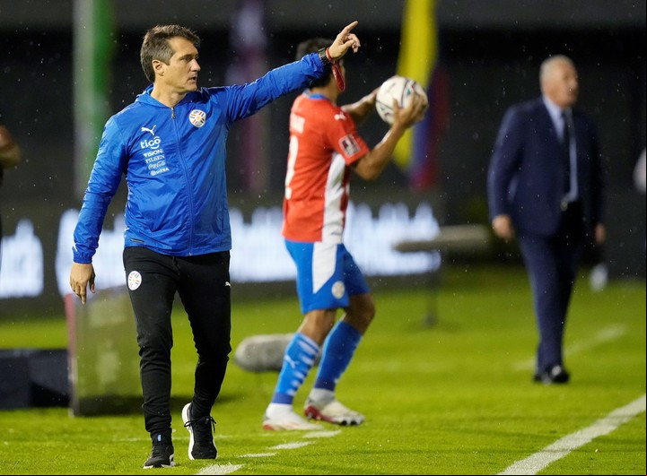Barros Schelotto da indicaciones durante un partido de eliminatorias ante Ecuador. AP/Jorge Saenz.