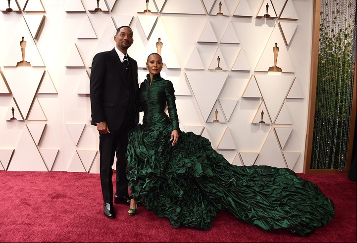 Will Smith junto a su esposa Jada Pinkett Smith posan en cámara.