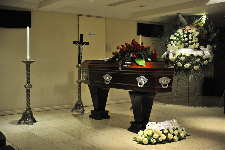 El velorio se realizó a cajón cerrado. Mirtha Legrand y Marcela Tinayre enviaron un arreglo floral. Foto: Maxi Failla.