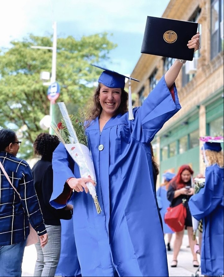 Orgullosa, Camila Figueiras muestra su diploma en AMDA, el prestigioso conservatorio donde cursa becada.