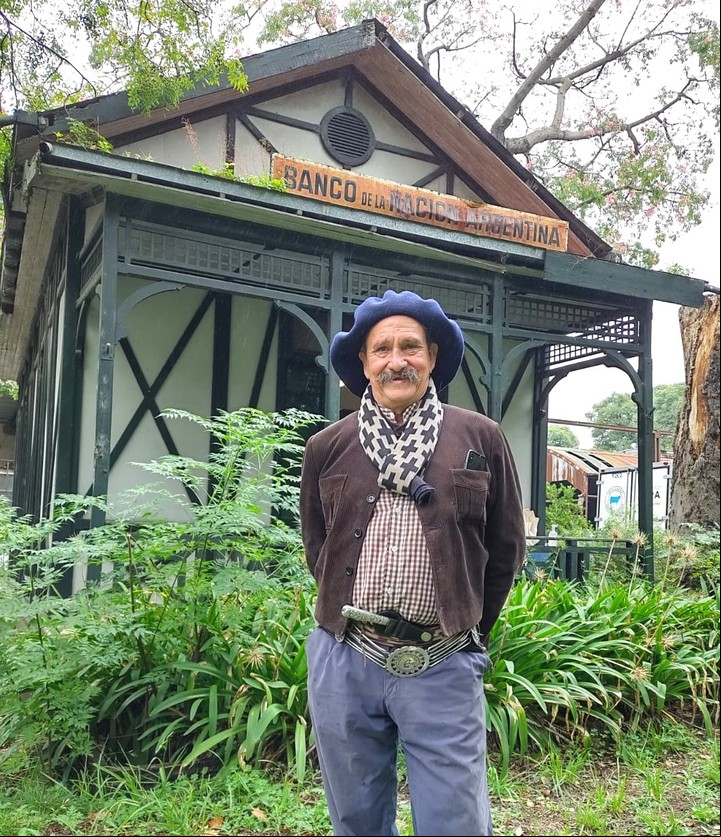 "El mercado me dio todo. Yo cuando vine acá llegué con una mano atrás y otra adelante, y ahora tengo en qué andar y qué ponerme", dice Angel González.