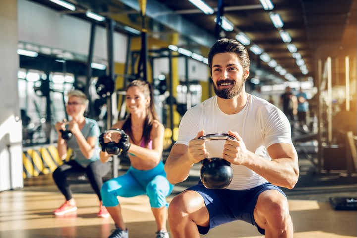 Sentadillas, un ejercicio recomendado para desinflamar la próstata. Foto Shutterstock.