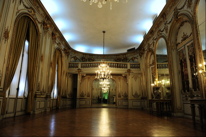 El gran salón de baile, con el balcón donde tocaban las orquestas. Foto Rubén Digilio