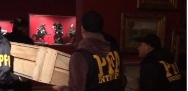 Las obras de Ernesto Deira ya están en el Museo de Bellas Artes, donde el martes las verá Gabriel Boric