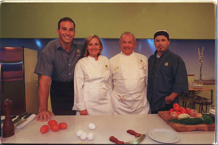 En El Gourmet, con Martiniano Molina, el Gato Dumas y Donato de Santis, en 2002. Foto Archivo