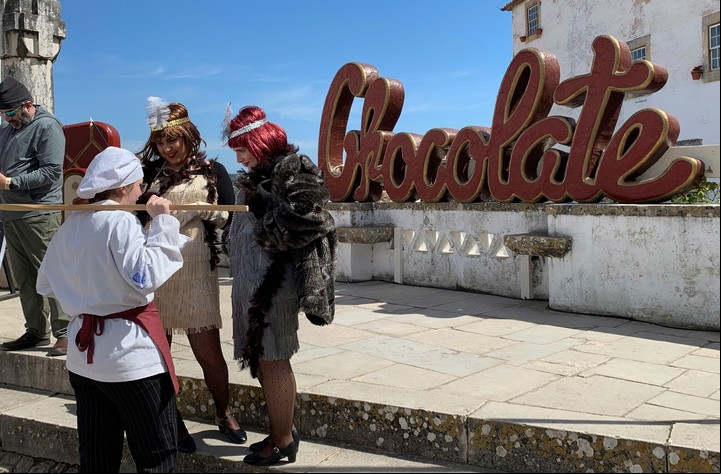 Tres actrices, dos vestidas de la época de los locos años veinte y una de cocinera, en el Festival Internacional de Chocolate. Foto: EFE/Brian Bujalance