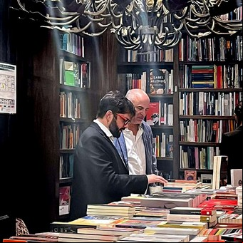 Sorpresa en Palermo: Gabriel Boric se metió en una librería y compró un libro de Mariana Enriquez