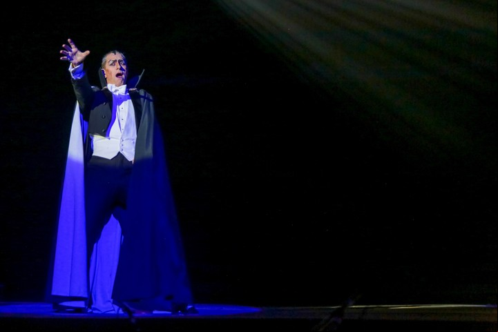 Juan Rodó ES Drácula. Su personaje tarda en salir a escena, pero cuando lo hace...