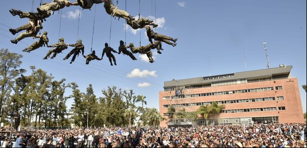 El impresionante show de un municipio para homenajear a los héroes de Malvinas