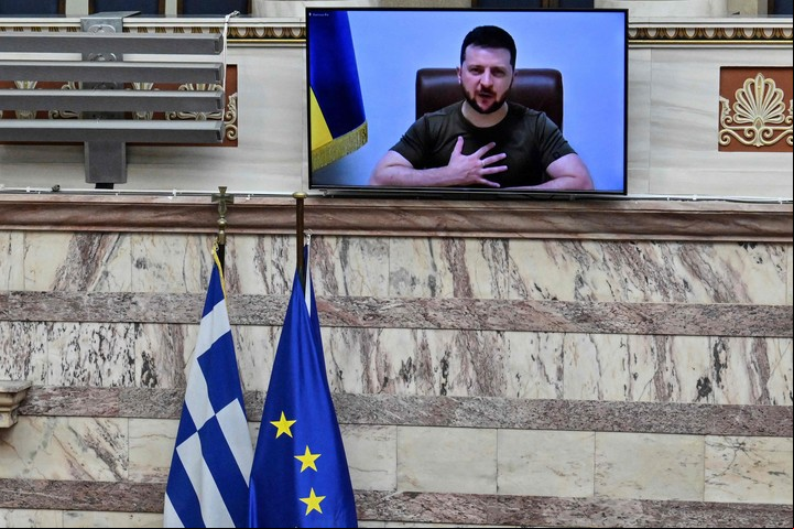 El presidente de Ucrania Volodimir Zelenski habla antes el parlamento de Grecia. Foto AFP