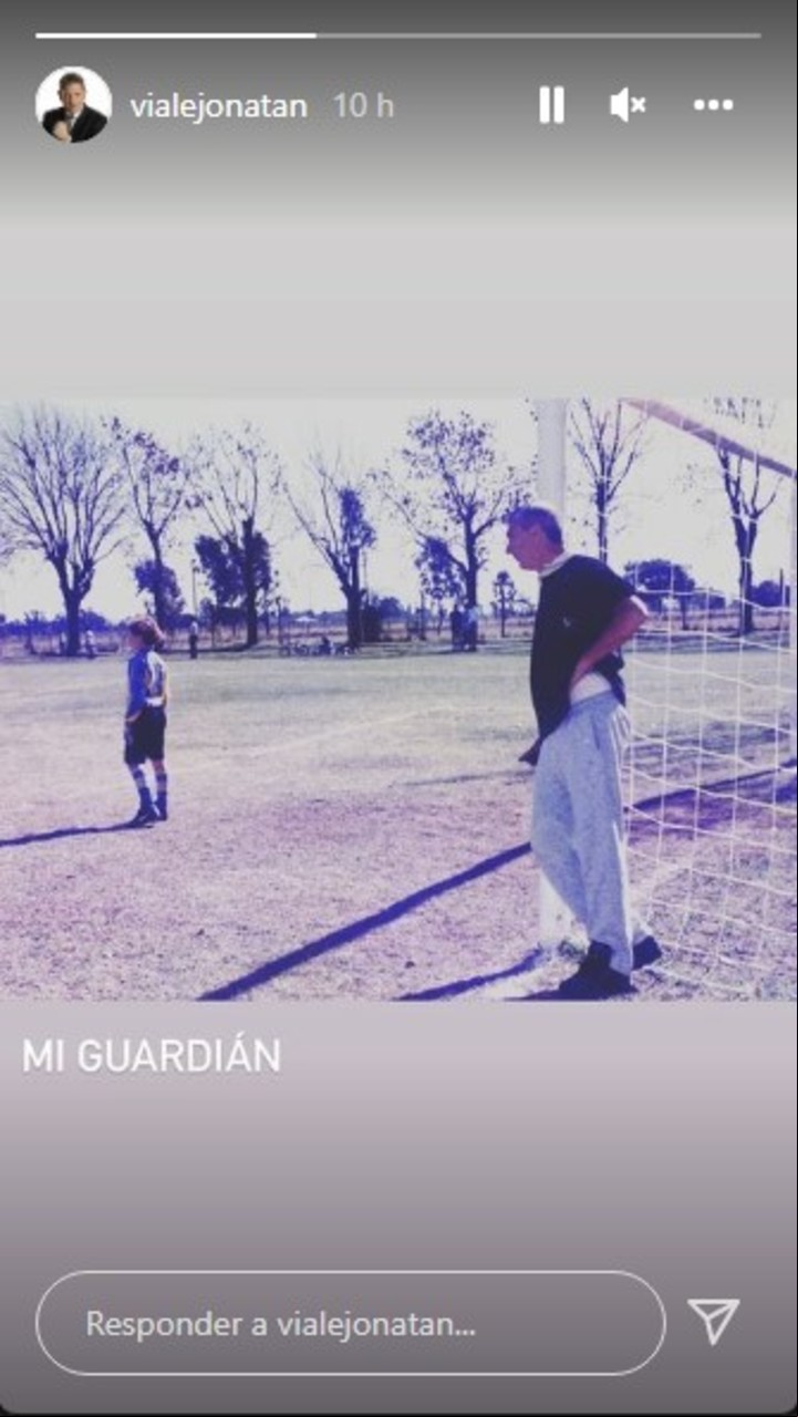 Jonatan Viale jugando al fútbol mientras su padre lo observa.