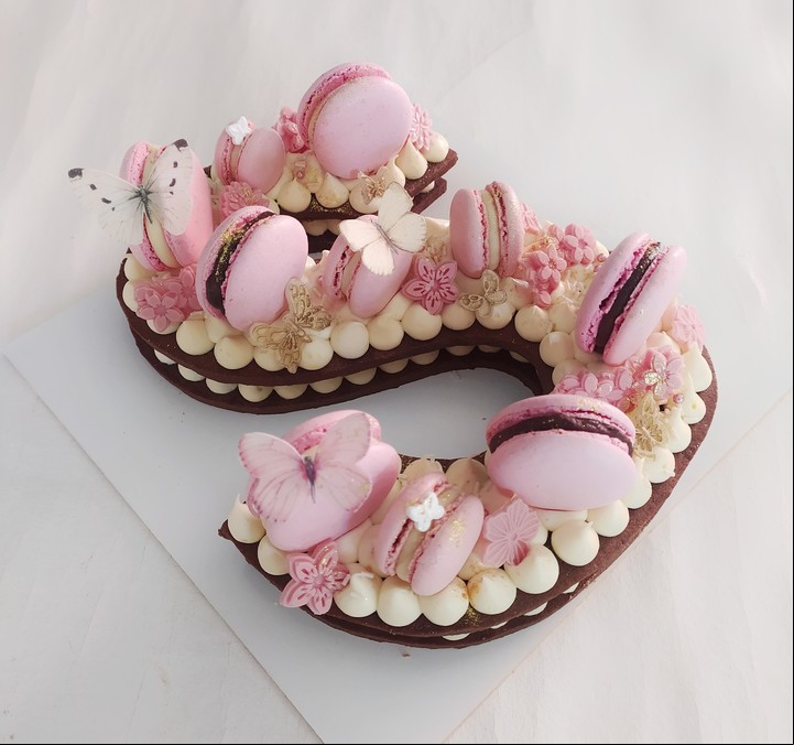 Letter cake. IG: @venoapasteleria