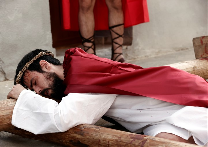Hay investigaciones científicas que explican los motivos de la muerte de Cristo Foto EFE/ Jesús Diges.
