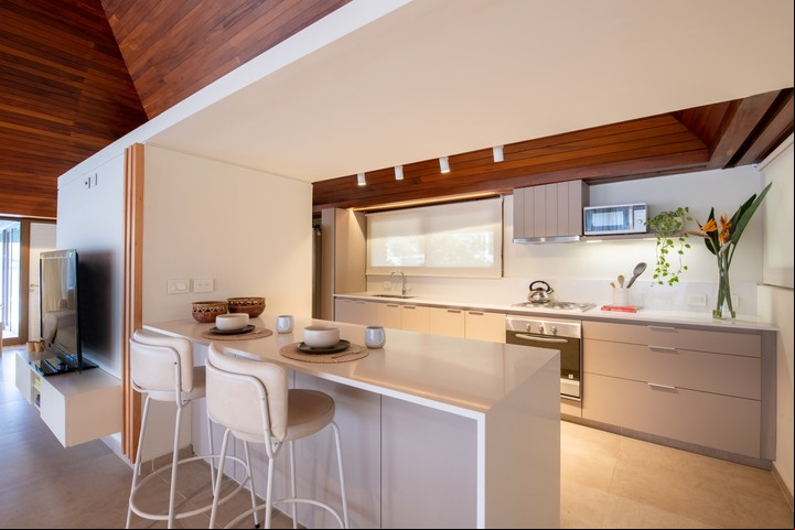 En la cocina se colocó una barra con banquetas. Foto: Gentileza Gonzalo Viramonte.