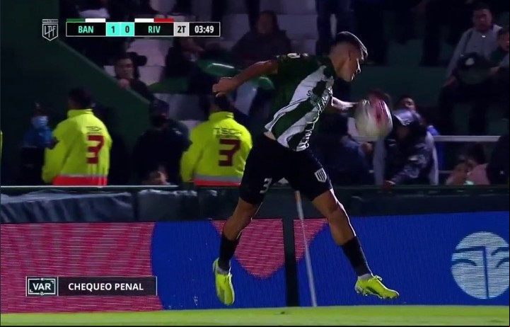 El punto de o de Franco Quinteros y su brazo izquierdo con la pelota.