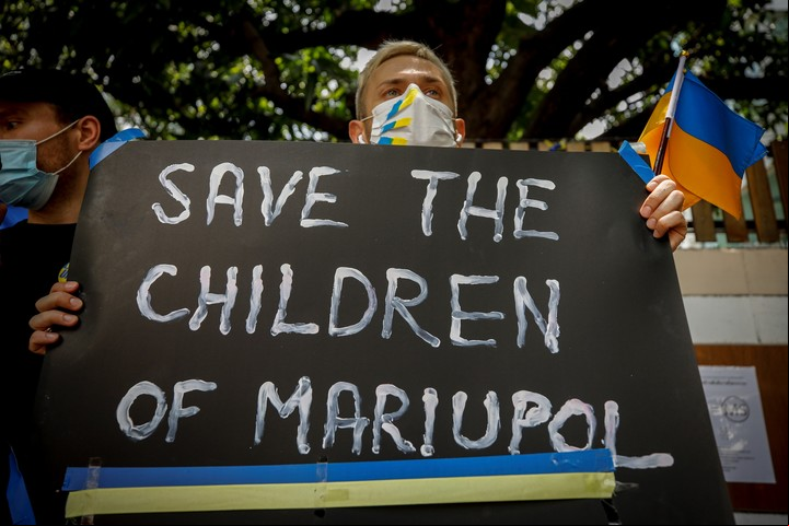 Manifestaciones en todo el mundo por los niños de Mariupol. Foto: EFE