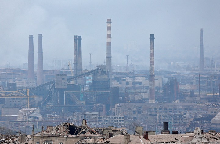 La planta, que ocupa 6 kilómetros cuadrados, es un complejo de edificios, chimeneas, altos hornos y pilas de bobinas. Foto: Reuters