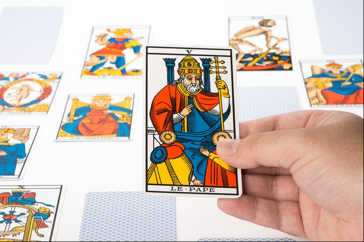 El Papa, la carta que representa los 16 a 20 años de la vida. Foto: Shutterstock.