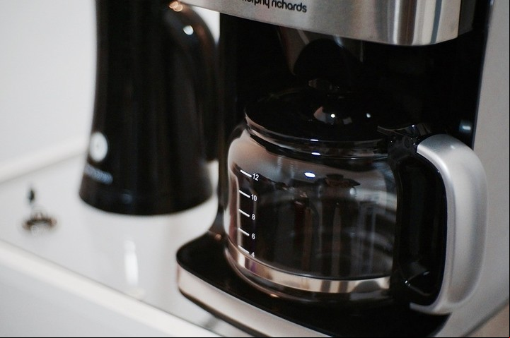 La descalcificación ayuda a mantener el flujo de agua adecuado y prolonga la vida útil de la cafetera.