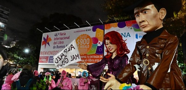 Un títere de Rita Hayworth y una drag queen en un homenaje a Manuel Puig