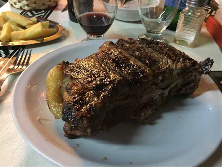 El asado, el plato fuerte de la parrilla "Lo de Omar". Foto: Facebook.