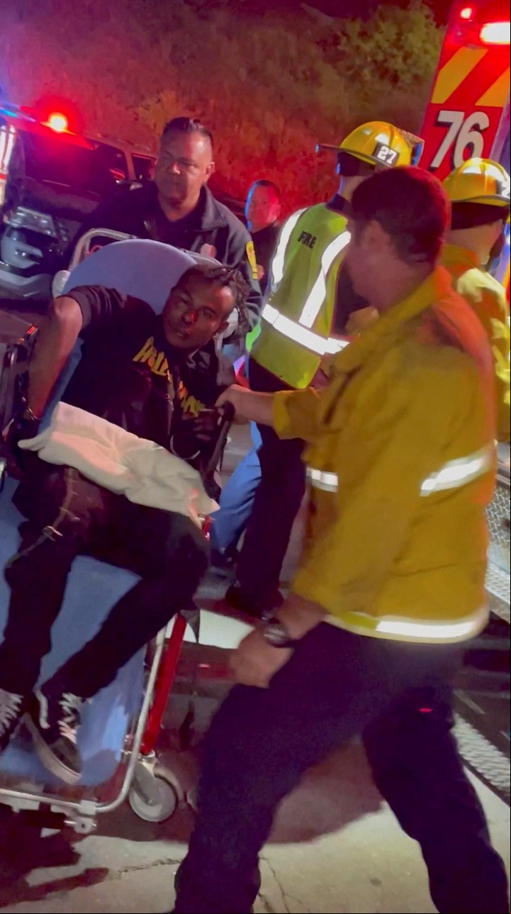 El agresor de Dave Chappelle es trasladado en ambulancia tras ser atrapado por la policía. Foto Reuters