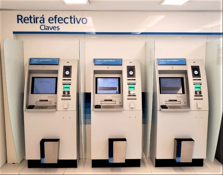 Los cajeros sólo entregan billetes de 100 dólares. Foto: BBVA.