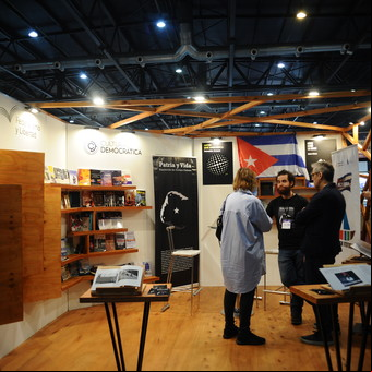 Las dos Cubas en la Feria del Libro: duelo de stands entre el oficial y el disidente