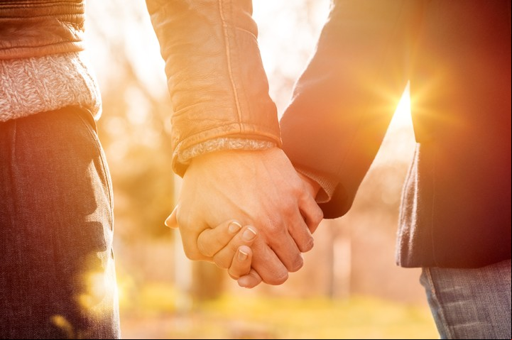 Pareja de la mano. Foto: ilsutración Shutterstock.