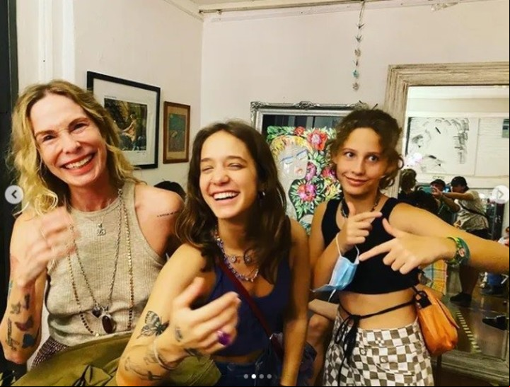Gloria Carrá junto a Angela y a Amelia, sus dos hijas.