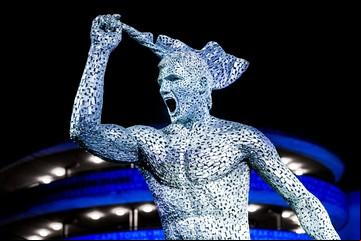 La divertida reacción del Kun Agüero al descubrir la imponente estatua que le dedicó Manchester City en la puerta de su estadio