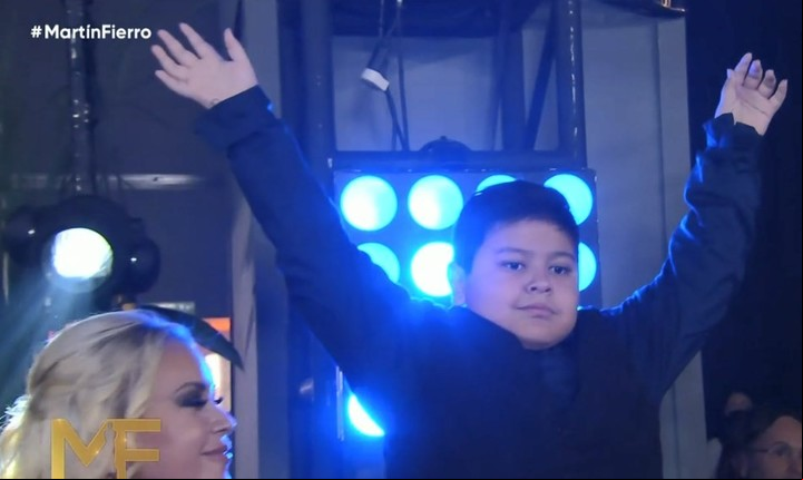 Verónica Ojeda con Dieguito Fernando en el homenaje a Maradona en el Martín Fierro.