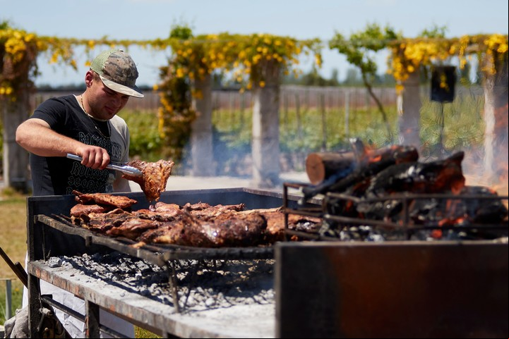Los asados mendocinos se hacen con madera nativa: algarrobo. Foto: Shutterstock.