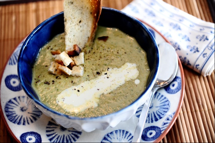 Sopa de arvejas, menta y queso crema.