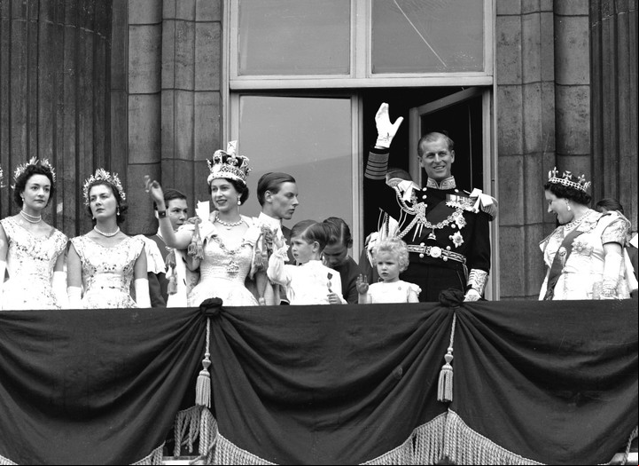 La reina Isabel II, el 2 de junio de 1953, tras su coronación, en la Abadía de Westminster, en Londres. Foto: AP