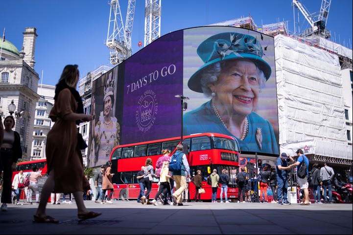 Londres se prepara para los festejos que se inician este jueves por el Jubileo de Platino de la reina Isabel II. Foto: EFE